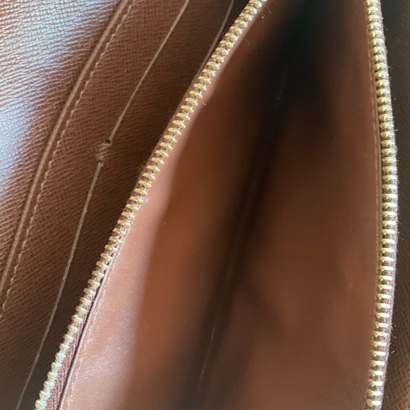 Sold Beautiful Louis Vuitton Monogram Sarah Wallet - Picture 8 of 12